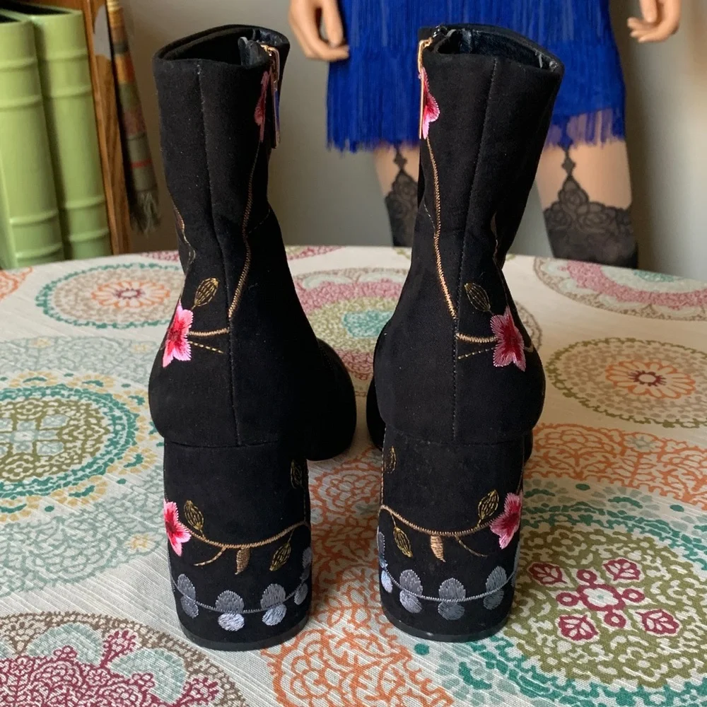 Nanette Lepore Lilly Faux Suede Booties w/Embroidered Flowers & Butterflies 8.5 - Picture 6 of 12